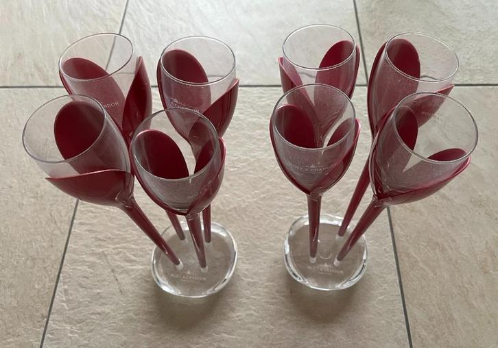 PROOST! 8 champagneglazen Moët & Chandon in tulphouder, Hobby en Vrije tijd, Feestartikelen, Zo goed als nieuw, Overige typen