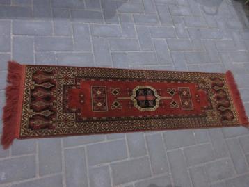 smyrna tafel loper dieprood met franje beschikbaar voor biedingen