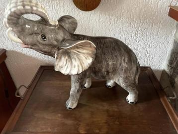 Grote olifant van keramiek beschikbaar voor biedingen