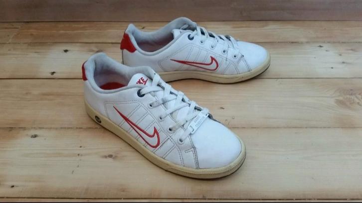 REAL VINTAGE Wit - rode Nike Court Tradition Maat 38,5, Kleding | Dames, Schoenen, Gedragen, Sneakers of Gympen, Wit, Ophalen of Verzenden