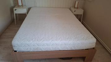 Bed en matras 140x200 met 2 retro nachtkastjes