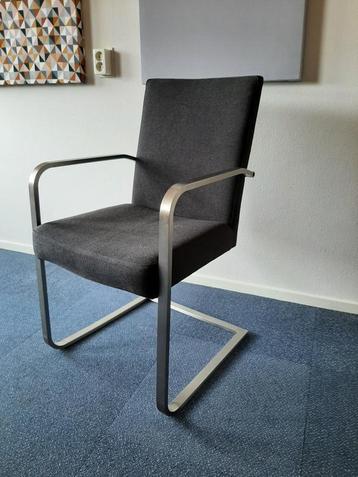 stoelen beschikbaar voor biedingen