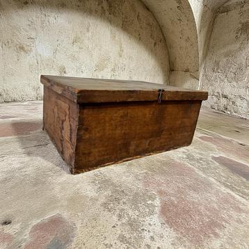Vintage houten kist / bijzettafel / coffee table beschikbaar voor biedingen