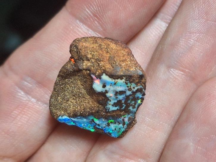Super Bright Australian Boulder Opal, 29ct/6g, Verzamelen, Mineralen en Fossielen, Mineraal, Ophalen of Verzenden