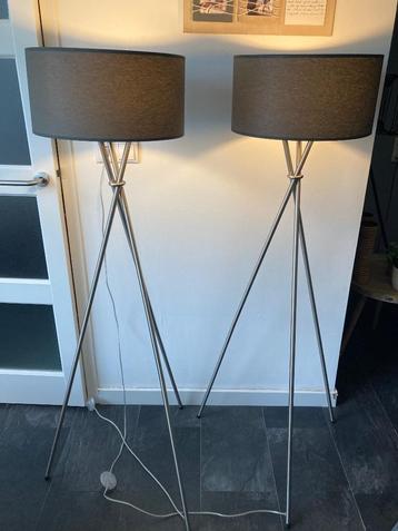 Vloer lampen 2 stuks zeer weinig gebruikt  beschikbaar voor biedingen