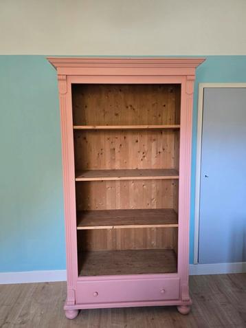 Roze boekenkast met lade beschikbaar voor biedingen
