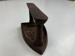Klein antiek gietijzeren strijkijzertje, Antiek en Kunst, Antiek | Gereedschap en Instrumenten, Ophalen of Verzenden