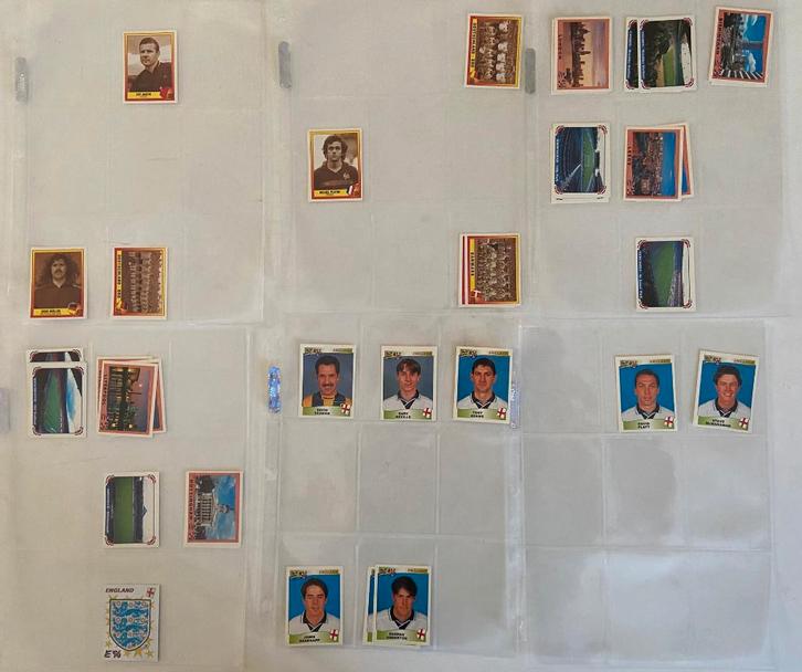 Panini Euro 96: 499 stuks incl dubbele (rode achterkant), Verzamelen, Sportartikelen en Voetbal, Zo goed als nieuw, Poster, Plaatje of Sticker