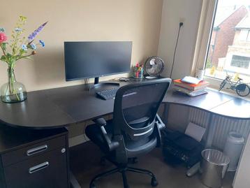 Bureau hout met ladenblok. Bureau in hoogte verstelbaar 