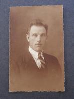 Foto Ateliers BLEUZE, Rotterdam: Man met stropdas, Gebruikt, Foto, Ophalen of Verzenden, Voor 1940