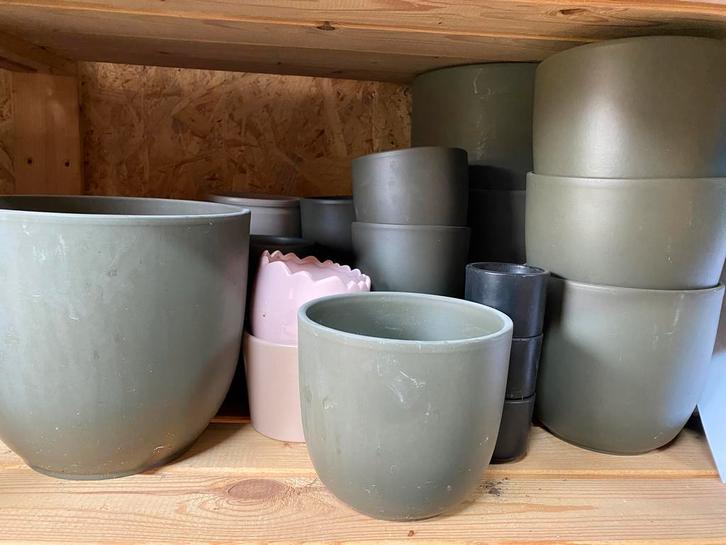 Stenen binnenpotten Intratuin – olijfgroen – set of los, Tuin en Terras, Bloempotten, Zo goed als nieuw, Aardewerk, Minder dan 40 cm