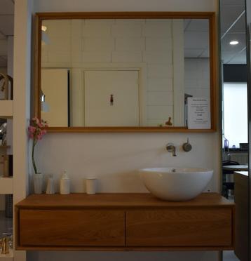 Showroom uitverkoop Houten wastafelmeubel beschikbaar voor biedingen