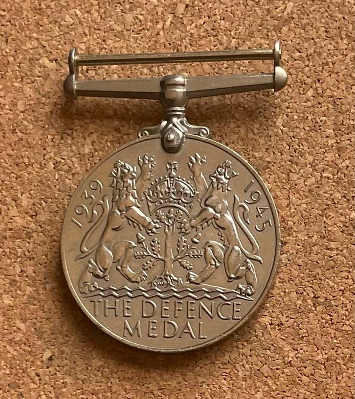 Medaille - THE DEFENCE MEDAL - 1939 - 1945 WORDL WAR II, Verzamelen, Militaria | Algemeen, Landmacht, Lintje, Medaille of Wings