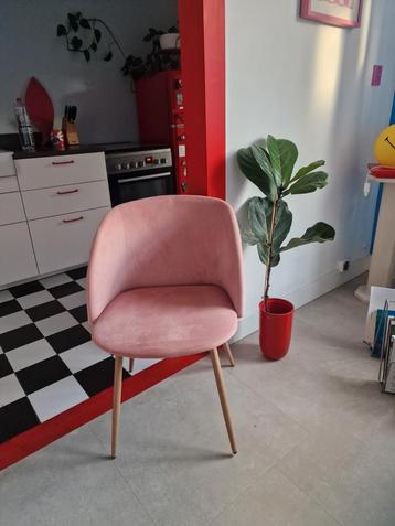 Roze Velvet Stoel beschikbaar voor biedingen