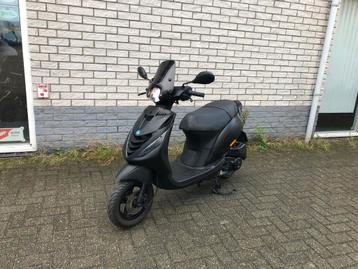 HERFSTKRAKERS:PIAGGIO ZIP SP 45KM MAT ZWART BJ2022 6000KM beschikbaar voor biedingen
