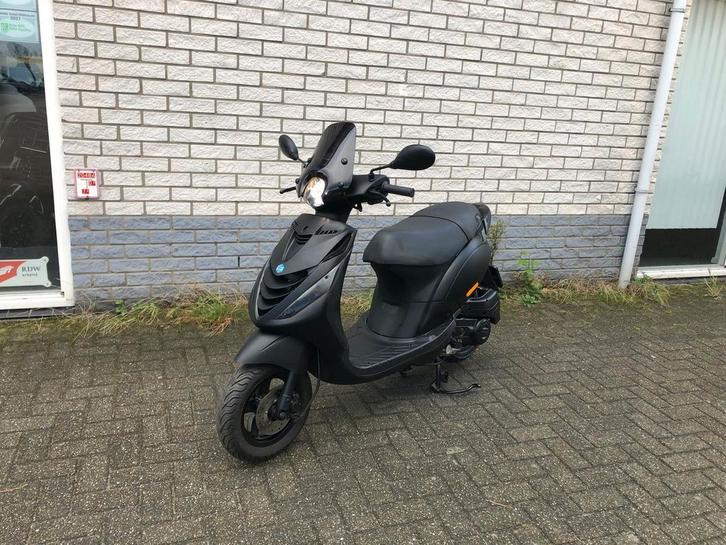 HERFSTKRAKERS:PIAGGIO ZIP SP 45KM MAT ZWART BJ2022 6000KM, Fietsen en Brommers, Brommers | Tuning en Styling