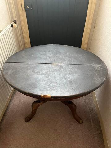 Uitschuifbare houten eettafel beschikbaar voor biedingen