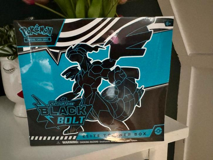 Pokémon TCG Scarlet & Violet Black Bolt Elite Trainer Box, Hobby en Vrije tijd, Verzamelkaartspellen | Pokémon, Nieuw, Boosterbox