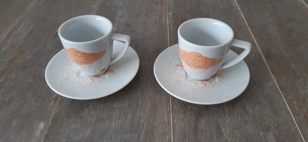 Nespresso kop en schotel wit/oranje - 2 stuks, Huis en Inrichting, Keuken | Servies, Ophalen of Verzenden, Zo goed als nieuw, Overige stijlen
