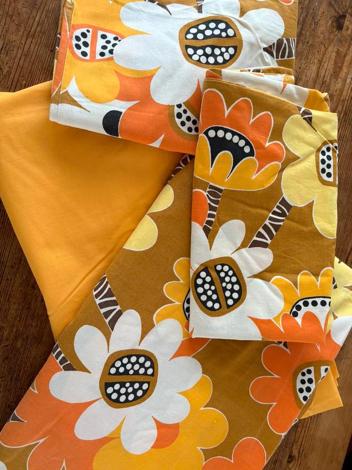 Vintage hoeslaken (mango-)GEEL / tafelkleed/ jaren ‘70, Huis en Inrichting, Slaapkamer | Beddengoed, Zo goed als nieuw, Hoeslaken of Sloop