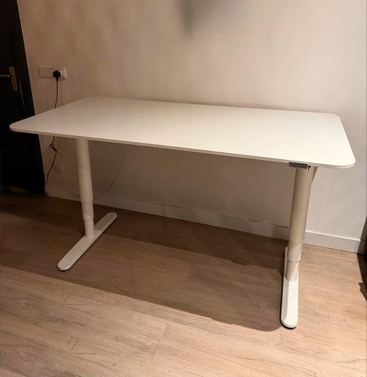 IKEA Bekant Bureau - elektrisch hoogte verstelbaar, Huis en Inrichting, Bureaus, Zo goed als nieuw, Bureau, In hoogte verstelbaar