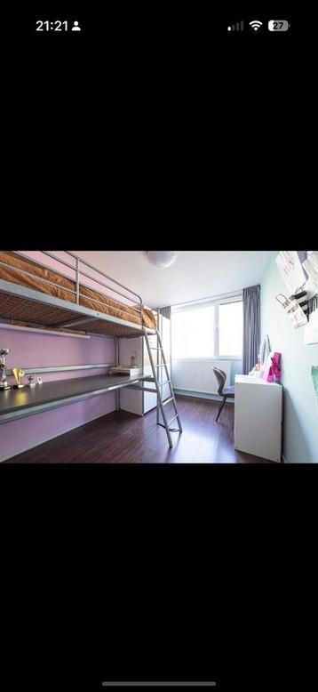 Hoogslaper met groot bureau en verlichting 
