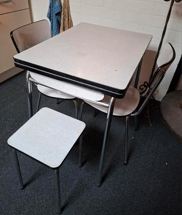 Formica tafel 2 stoelen en kruk retro lade uitschuif tafel beschikbaar voor biedingen