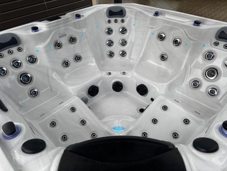 Balboa Spa 223 x 223 cm I Zuurstof-therapie I Demo-model, Tuin en Terras, Bubbelbaden en Hottubs, Zo goed als nieuw, Vast, Afdekzeil