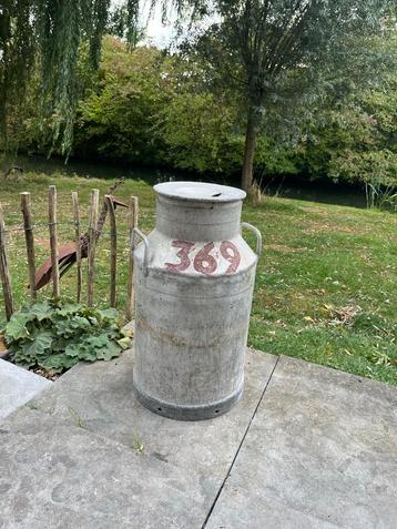 Oude Melkbus met Nummer 369 - Brocante Decoratie beschikbaar voor biedingen