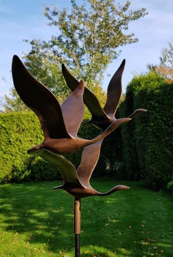 3 VLIEGENDE ZWANEN / bronzen beeld / beschikbaar voor biedingen