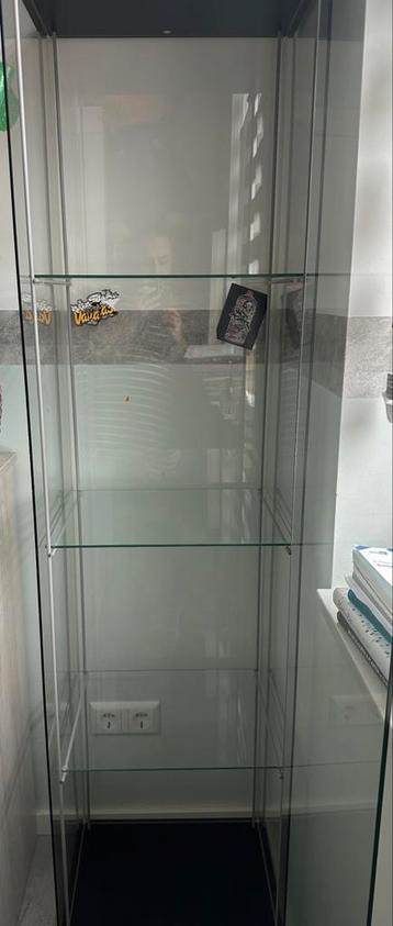 Vitrinekast glas beschikbaar voor biedingen