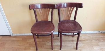 2 houten stoelen per stuk € 15,00