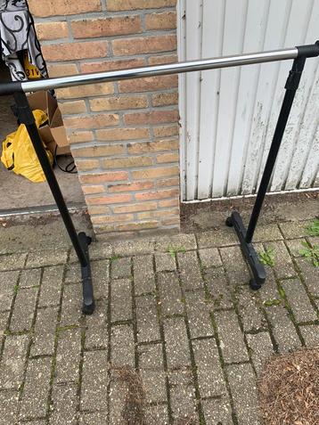 kledingrek beschikbaar voor biedingen