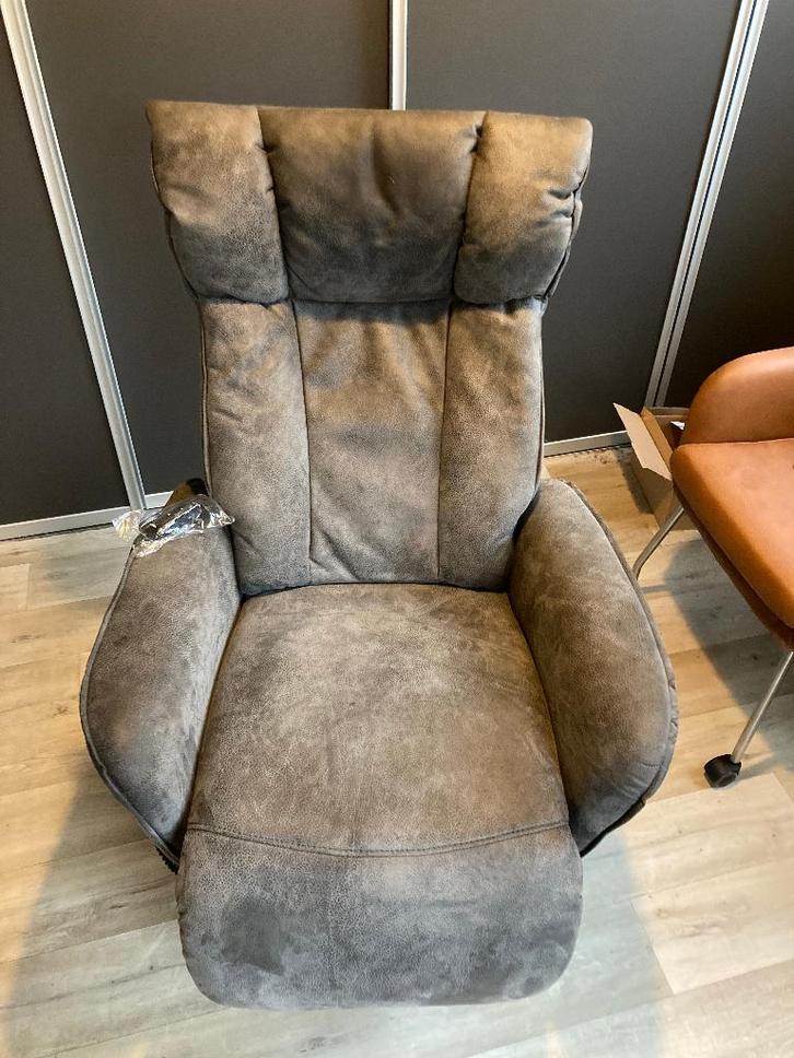 Himolla ‘Golf’ relaxfauteuil met sta ophulp, Huis en Inrichting, Fauteuils, Zo goed als nieuw, Stof, 50 tot 75 cm, Minder dan 75 cm