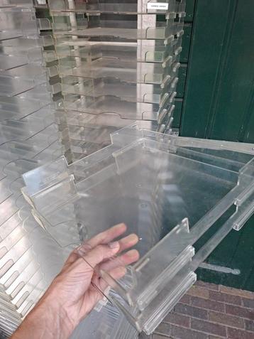 Kunststof bakken - Partij van ca. 200 stuks beschikbaar voor biedingen