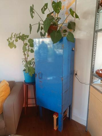 Industriele vintage blauwe stale kast beschikbaar voor biedingen