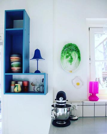 Blauw hang kastje beschikbaar voor biedingen