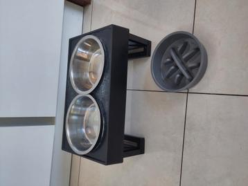 Honden voer en drink bak, kan prima nog een ronde mee. beschikbaar voor biedingen