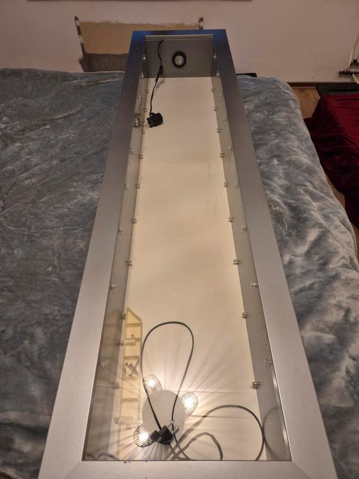 Zilveren vitrinekast met glazen planken en verlichting, Huis en Inrichting, Kasten | Vitrinekasten, Gebruikt, Overige houtsoorten