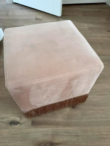 Roze poef / krukje suede (look) met franjes beschikbaar voor biedingen