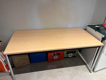 Praktische houten tafel beschikbaar voor biedingen