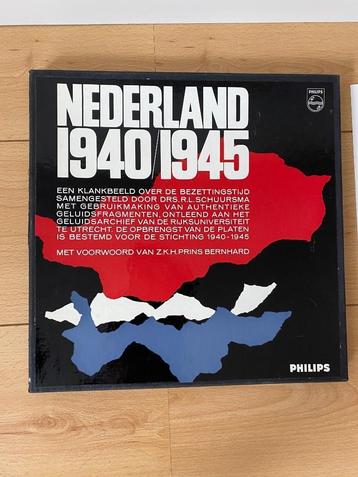 Box met 2 langspeelplaten en boek 1940-1945 beschikbaar voor biedingen