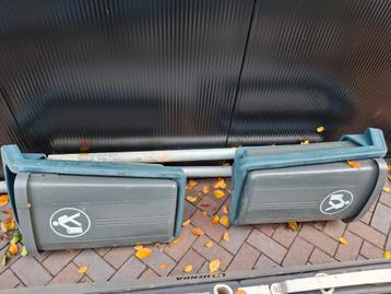 Prullenbakken voor buiten met vaste paal beschikbaar voor biedingen