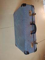 Ouderwetse grijze koffer, Ophalen