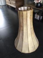 Oude lamp met perkamenten kap op houten blok, Ophalen