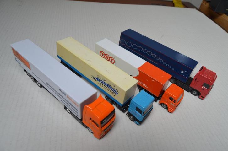 Vrachtwagens, 4 stuks, diversen, HO, Hobby en Vrije tijd, Modeltreinen | H0, Gebruikt, Ophalen of Verzenden