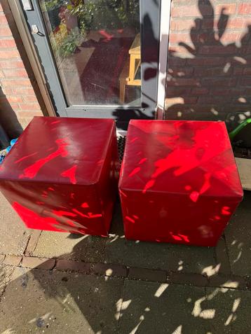 Twee vierkante blokken in het vuurrood 50x50x50 cm.  beschikbaar voor biedingen