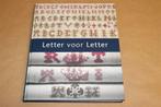 Prachtboek over merklappen in de opvoeding Friese meisjes, Ophalen of Verzenden, 20e eeuw of later, Zo goed als nieuw
