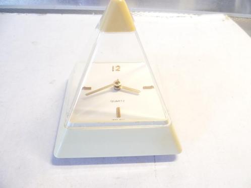 Klokje model Piramide 14cm hoog Hong Japan ca.70er jaren., Huis en Inrichting, Woonaccessoires | Klokken, Wekker of Tafelklok