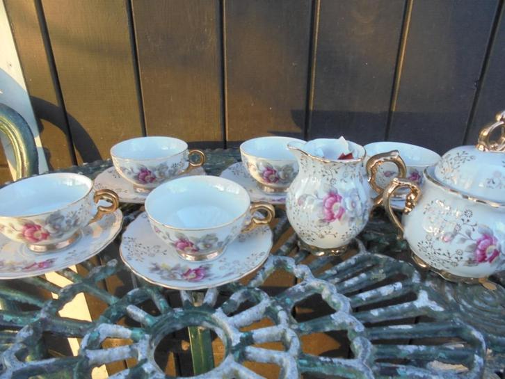 Mokka roomstel + 5 kop en schoteltjes roze roos en veel goud, Antiek en Kunst, Antiek | Servies los, Ophalen of Verzenden